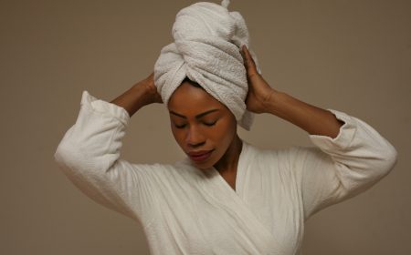 Afinal, dormir com cabelo molhado faz mal? Entenda!